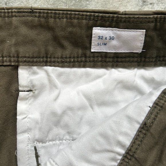 SHIPS FREE! Gap Olive Green Chinos Pants Size 32x30 Slim - Picture 2 of 4